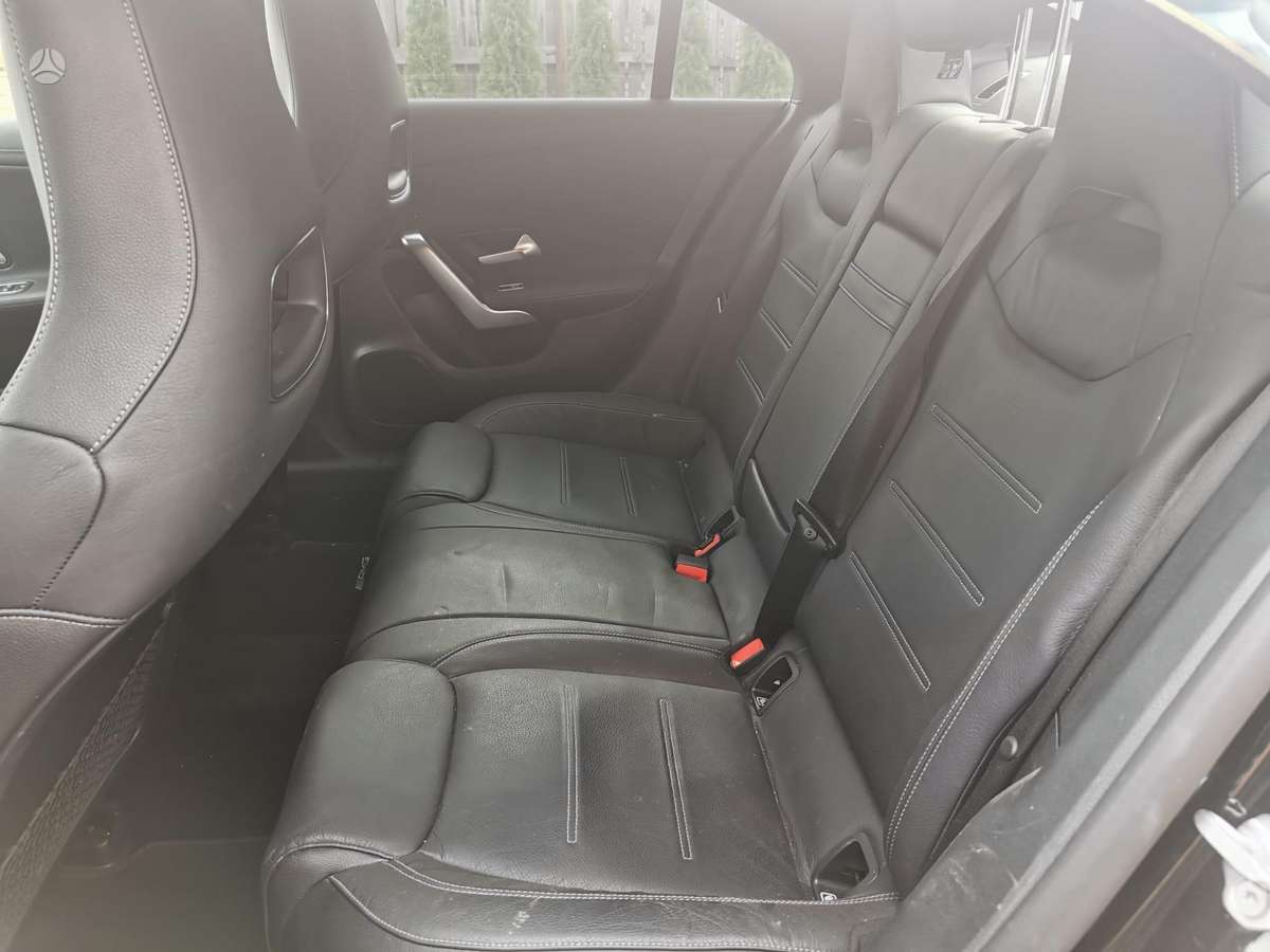Mercedes-Benz CLA200 dalimis