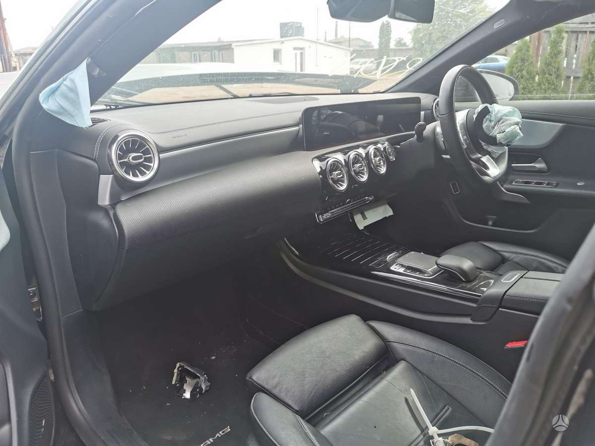Mercedes-Benz CLA200 dalimis