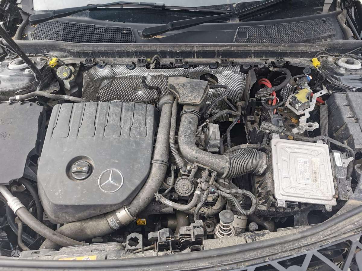 Mercedes-Benz CLA200 dalimis
