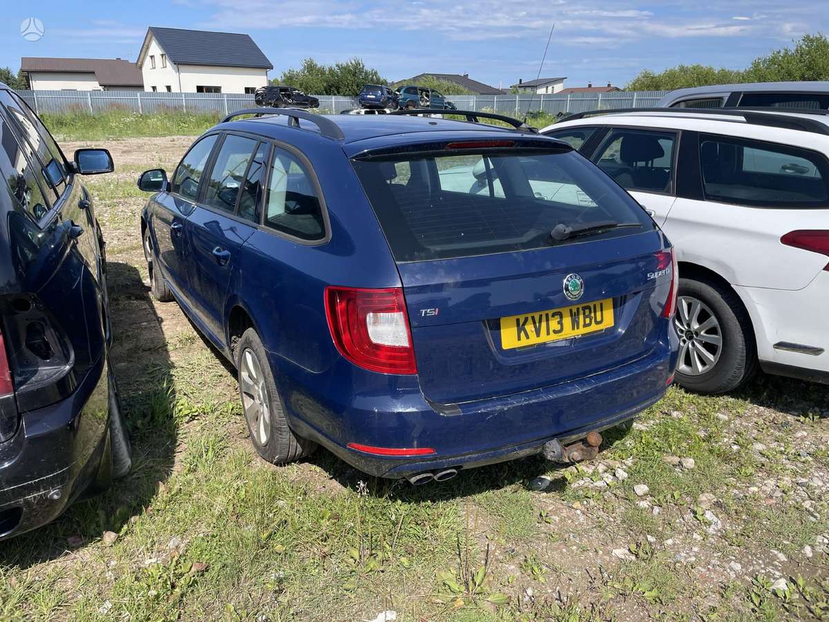 Skoda Superb dalimis