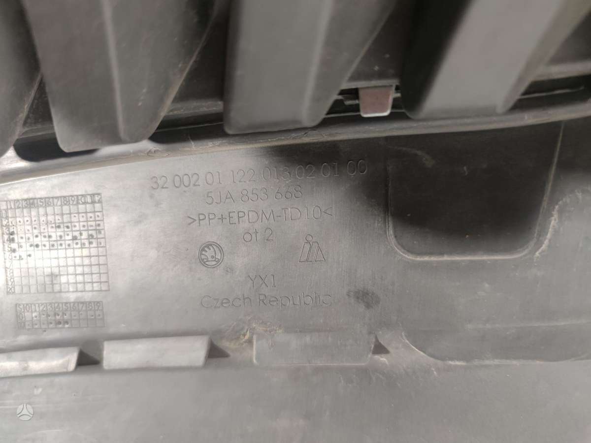 Skoda Rapid, 5JA853668, front grill