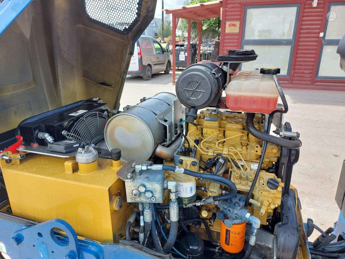 Caterpillar CB 22B, vibrator / compactor