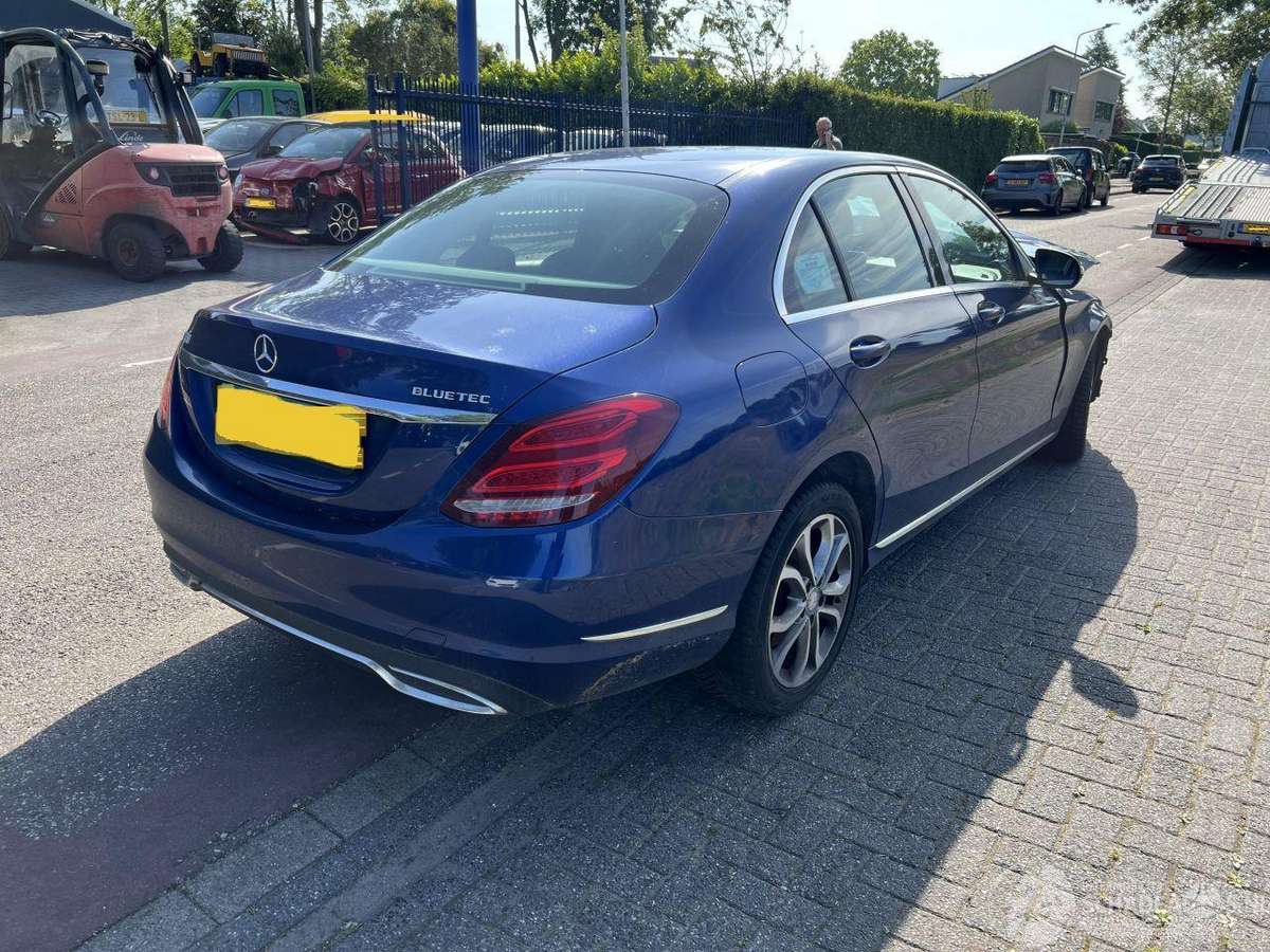 Mercedes-Benz C180 Visas dalimis