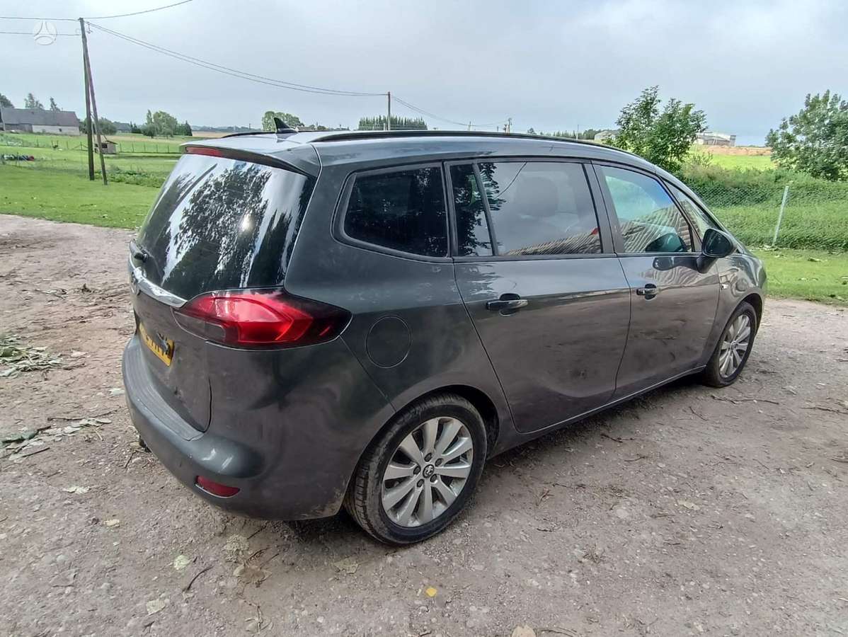 Opel Zafira dalimis
