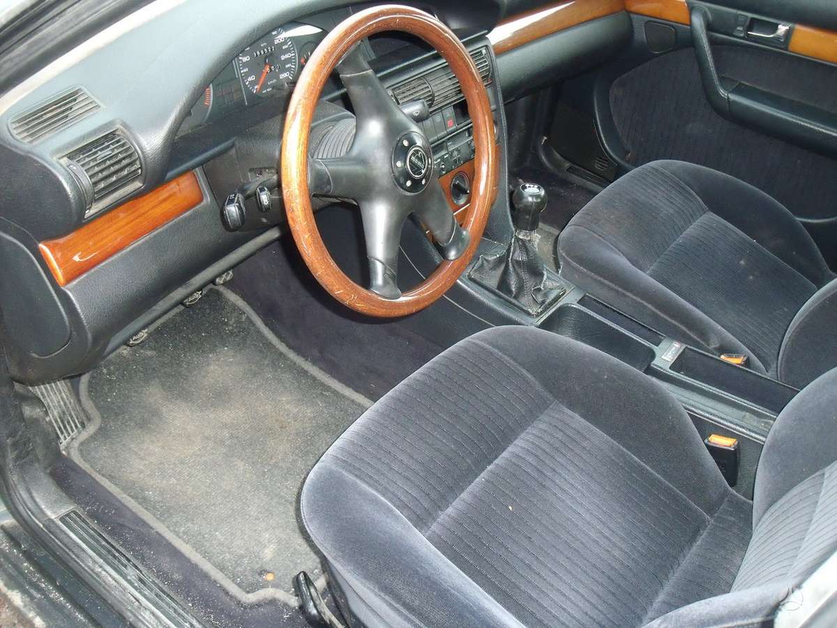 Audi 100 Dalimis