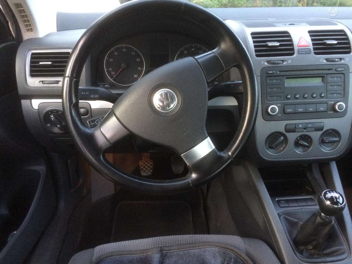 Volkswagen Jetta - 4