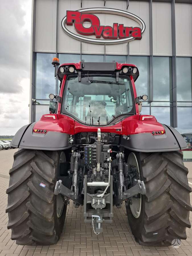 Valtra T215 Versu, tractors
