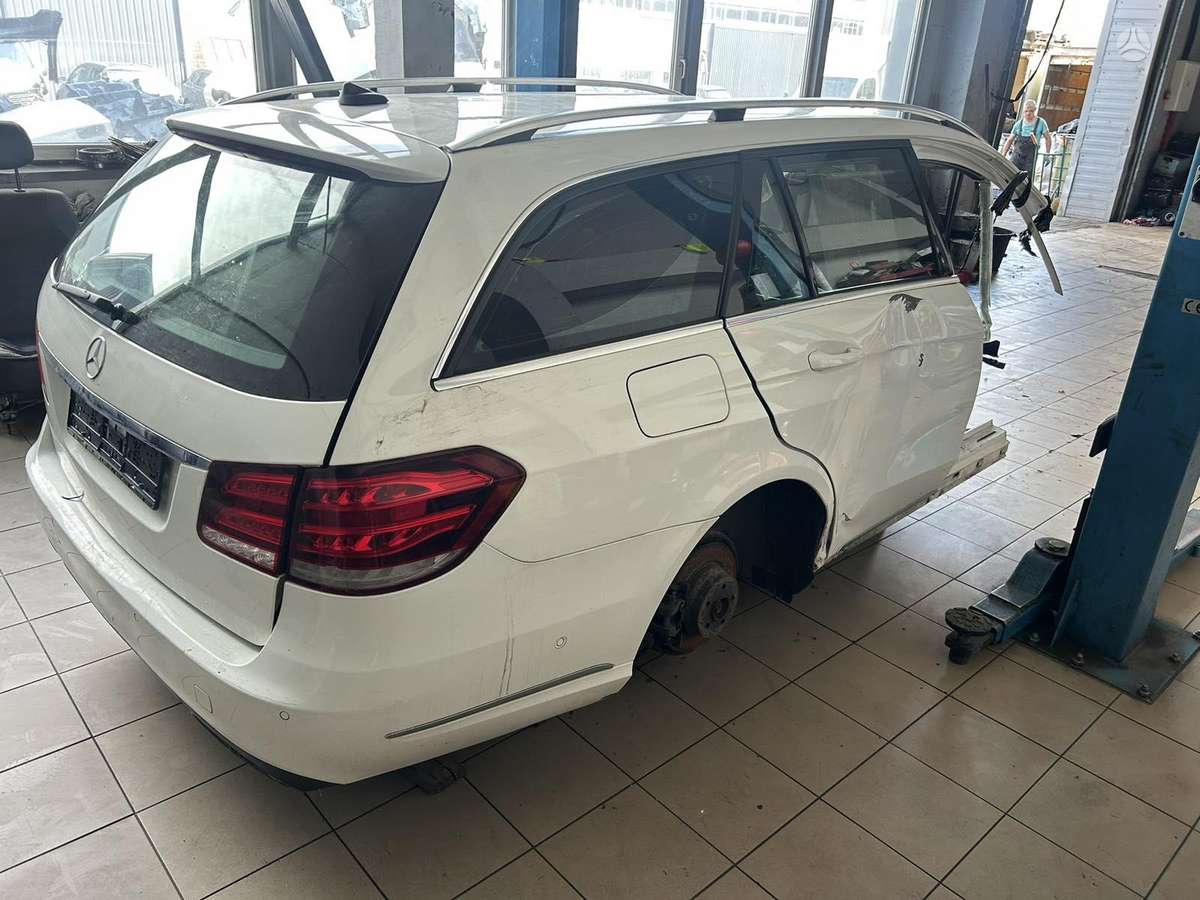 Mercedes-Benz E200 dalimis