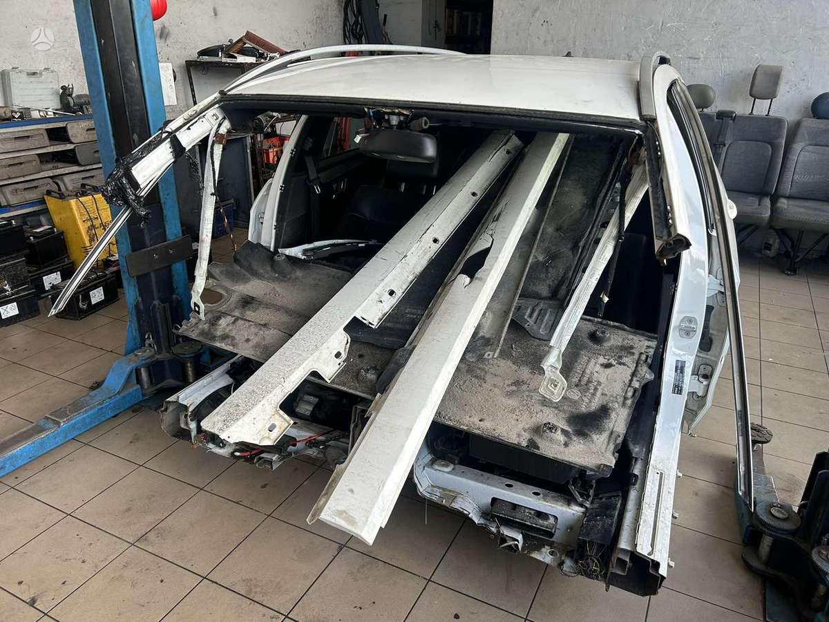 Mercedes-Benz E200 dalimis