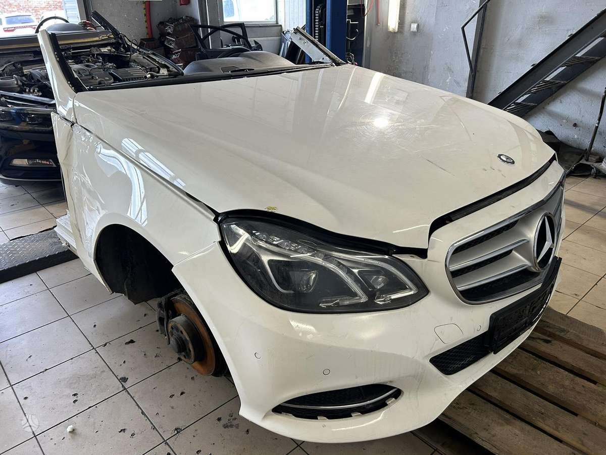 Mercedes-Benz E200 dalimis