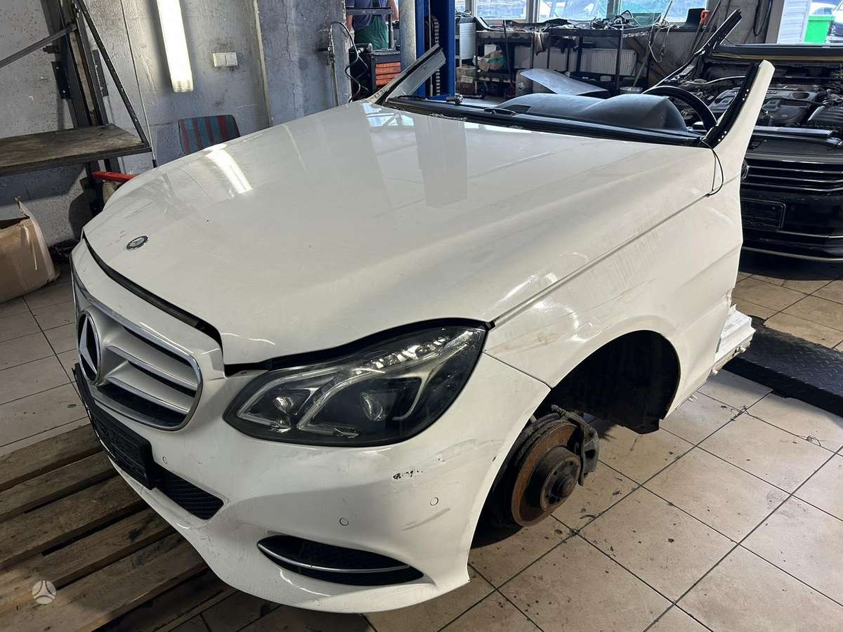 Mercedes-Benz E200 dalimis