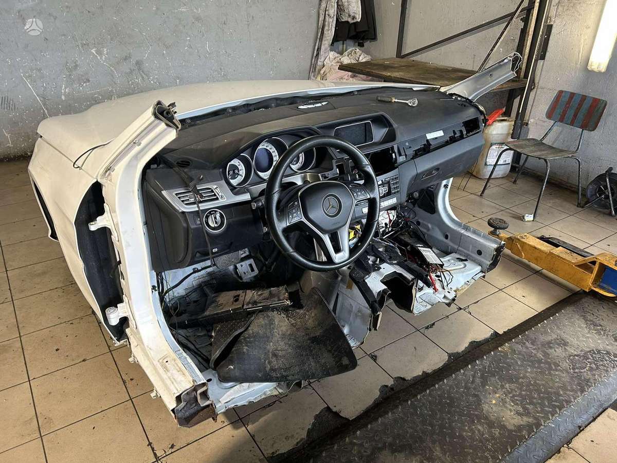Mercedes-Benz E200 dalimis