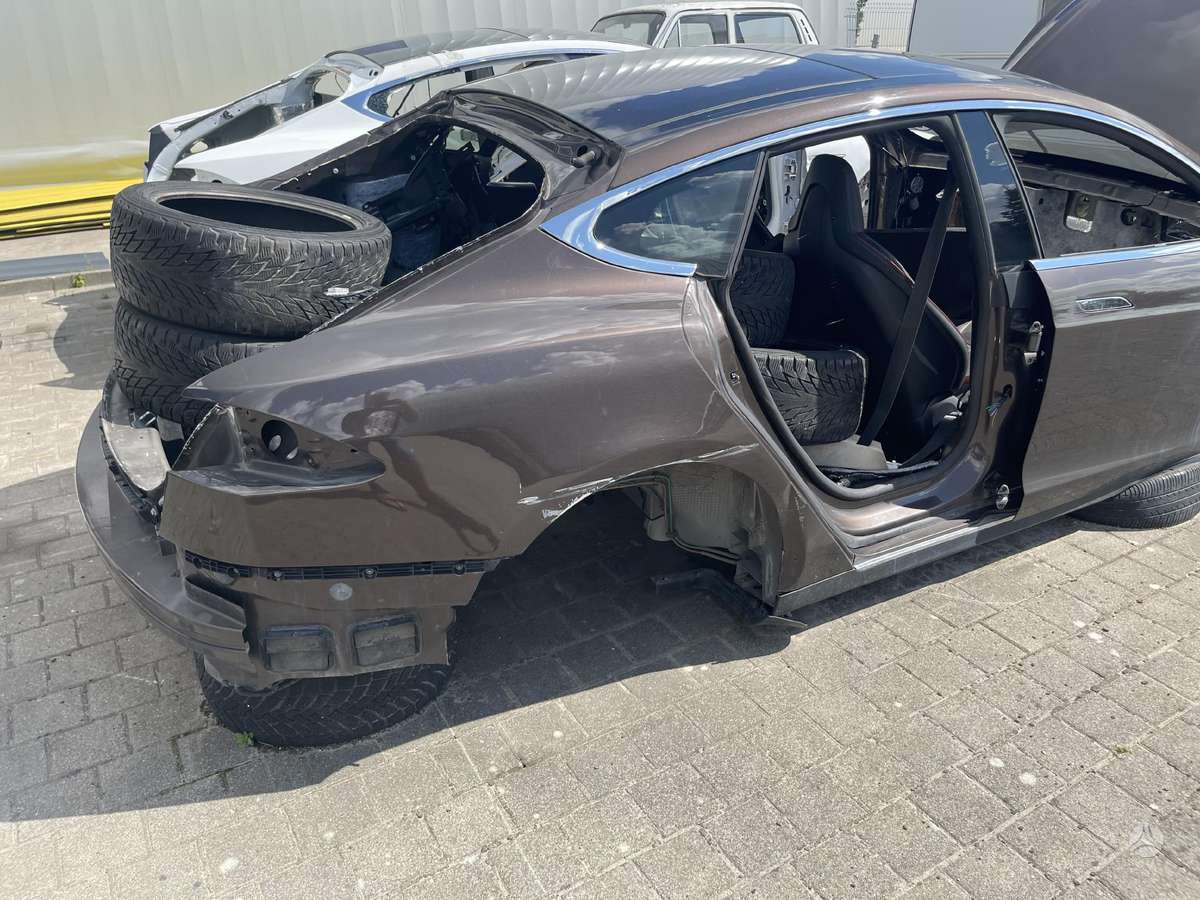 Tesla Model S Tai kas nuotraukoje