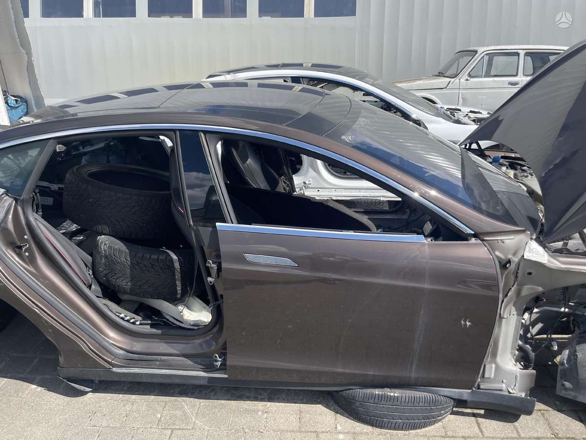 Tesla Model S Tai kas nuotraukoje
