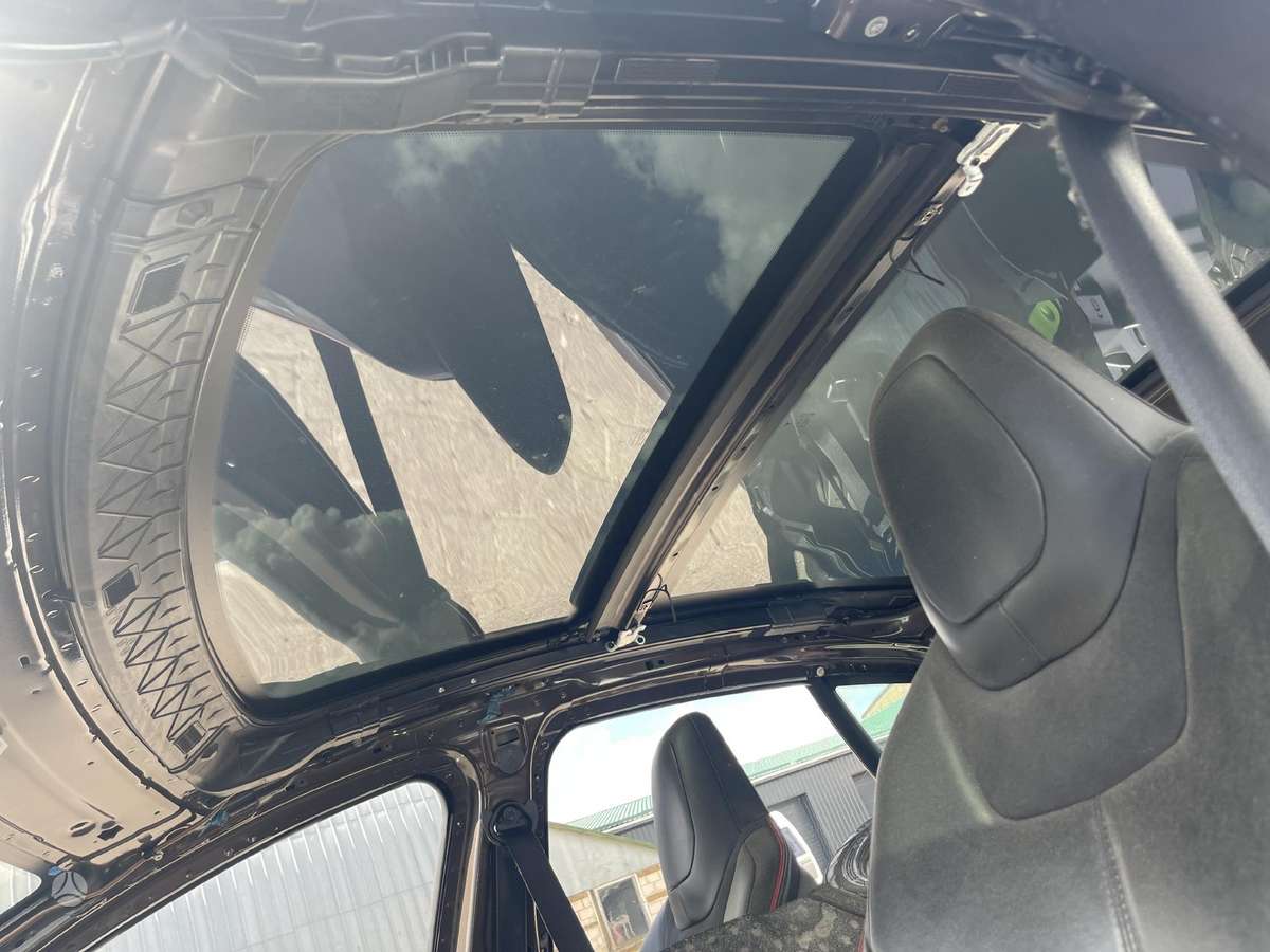 Tesla Model S Tai kas nuotraukoje