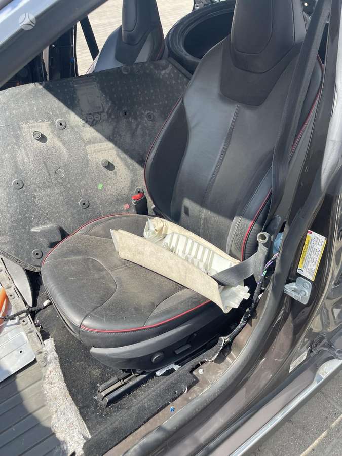 Tesla Model S Tai kas nuotraukoje