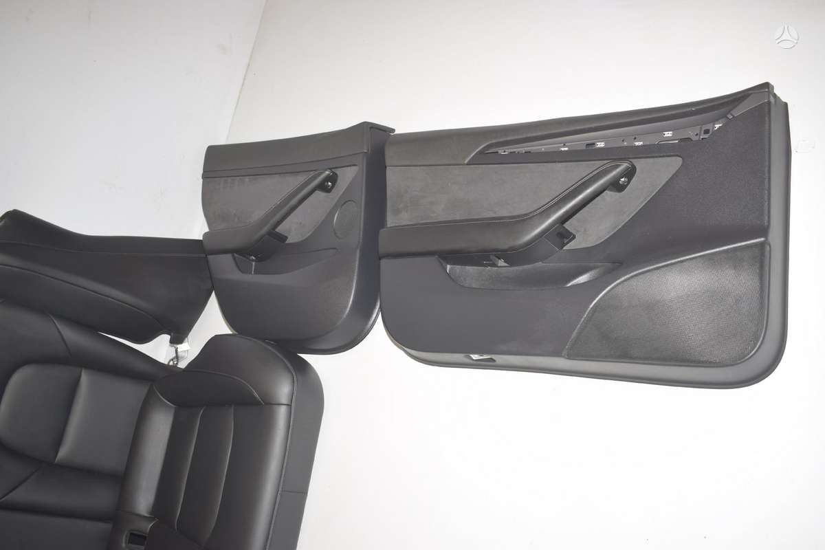 Tesla Model 3 sēdekļi