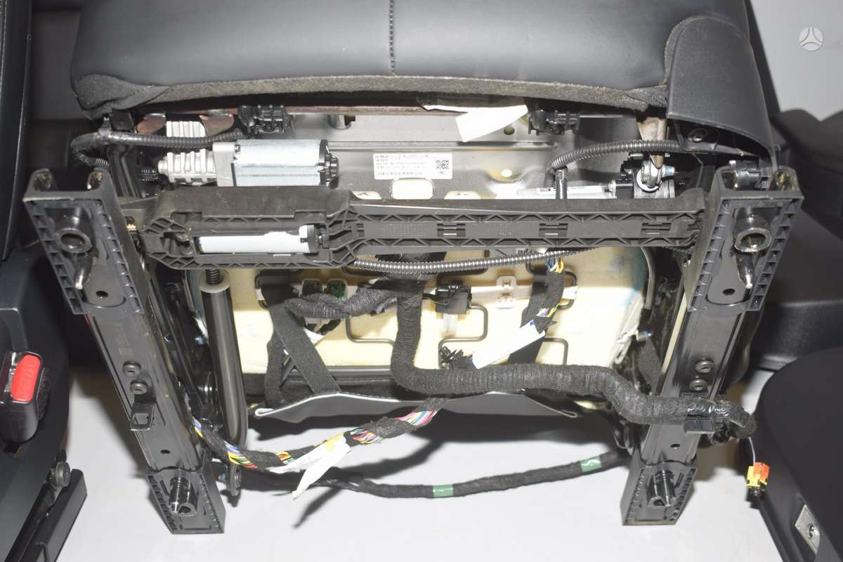 Tesla Model 3 sėdynės
