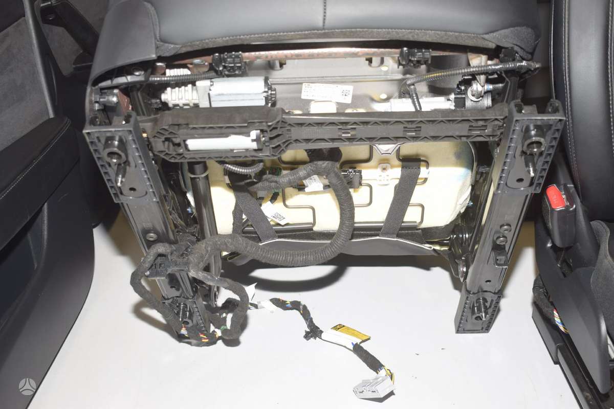 Tesla Model 3 sēdekļi