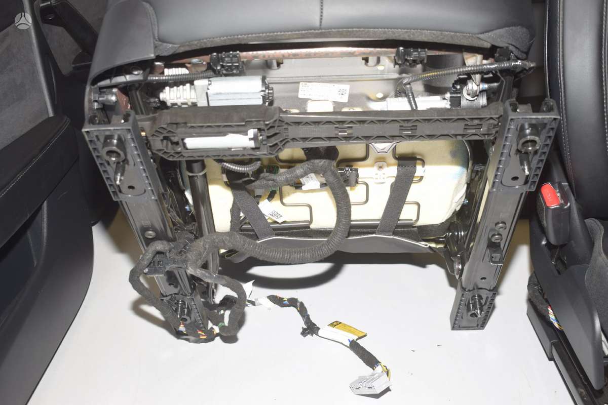 Tesla Model 3 sėdynės