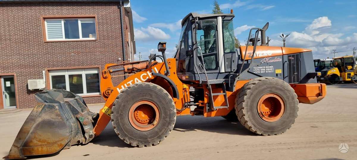Hitachi ZW220, фронтальные погрузчики