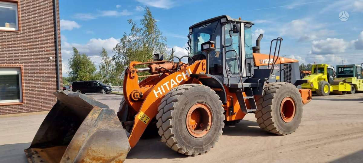 Hitachi ZW220, фронтальные погрузчики
