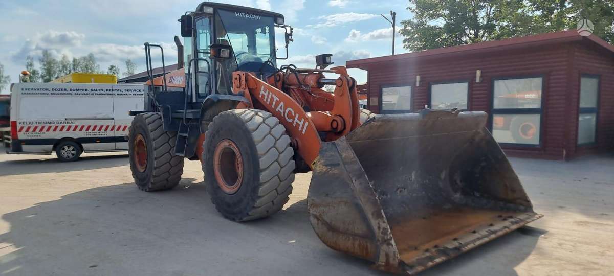 Hitachi ZW220, фронтальные погрузчики