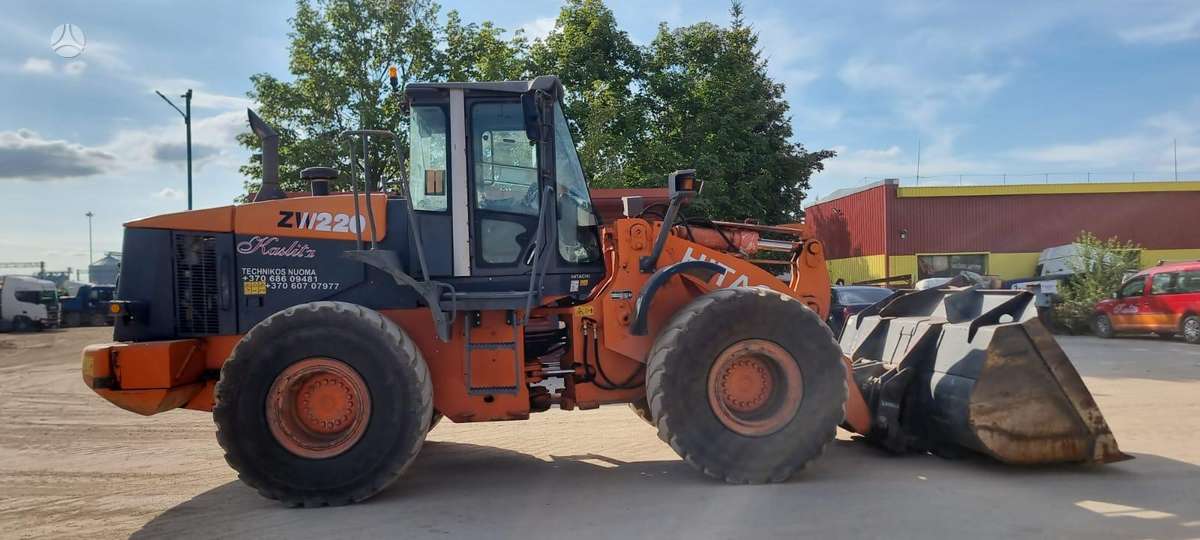 Hitachi ZW220, фронтальные погрузчики