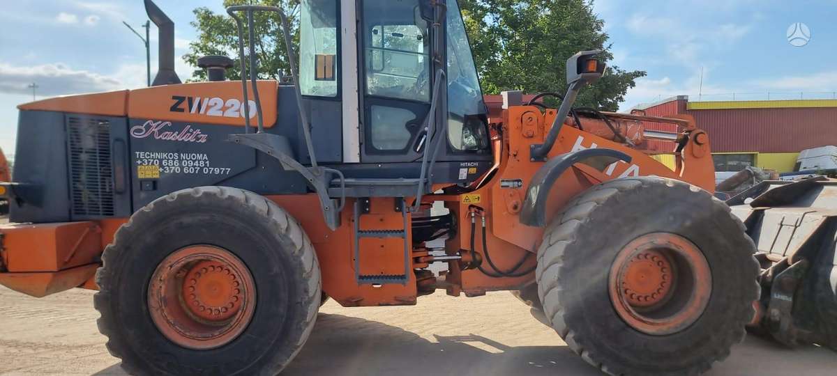 Hitachi ZW220, фронтальные погрузчики