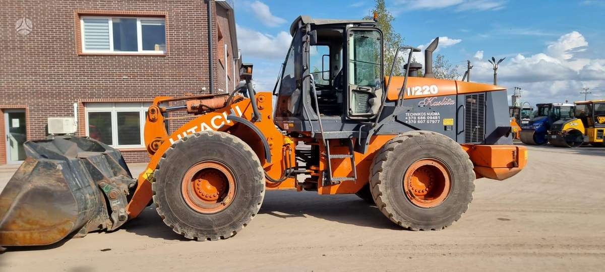 Hitachi ZW220, фронтальные погрузчики