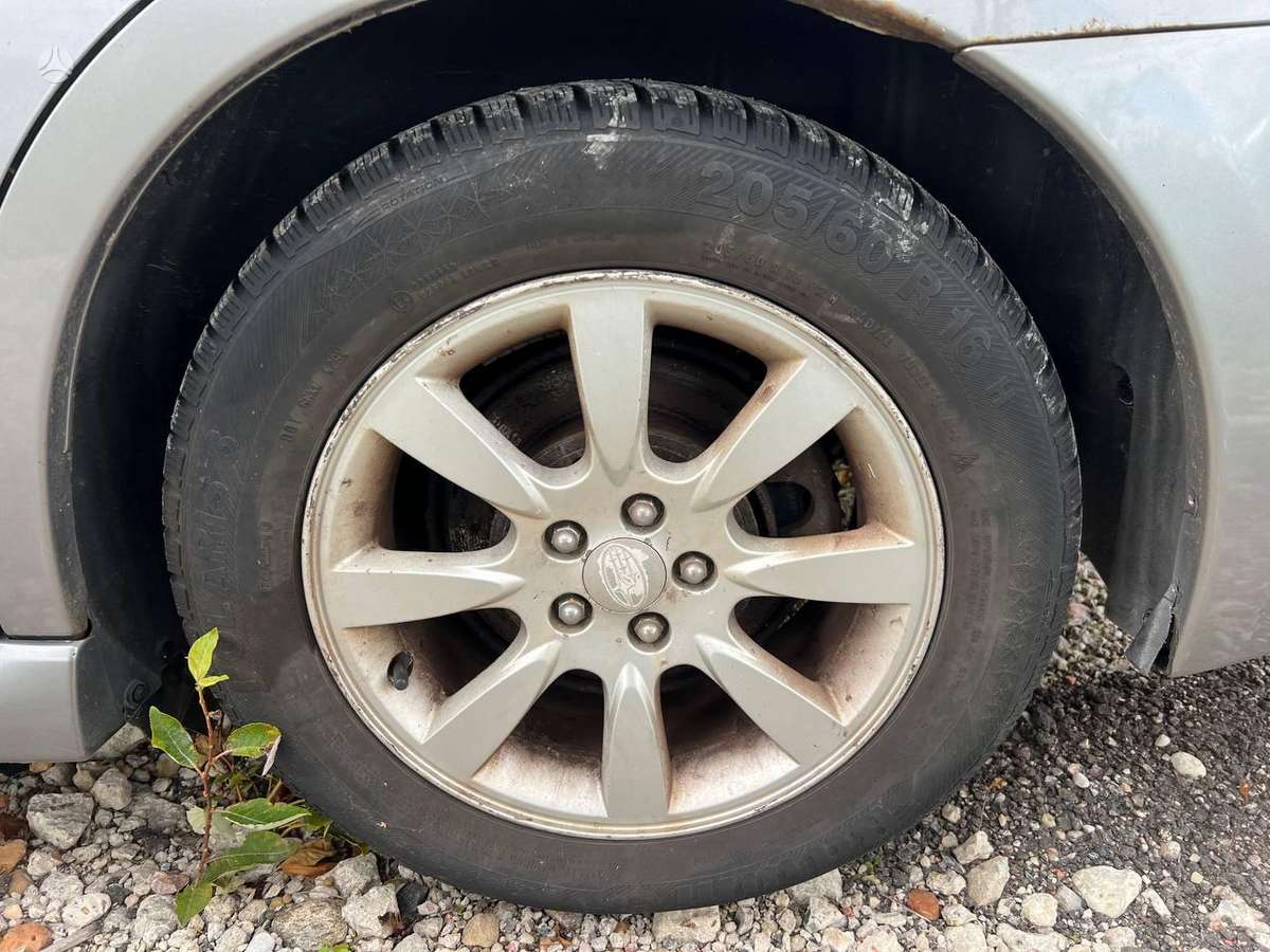 Subaru Legacy dalimis