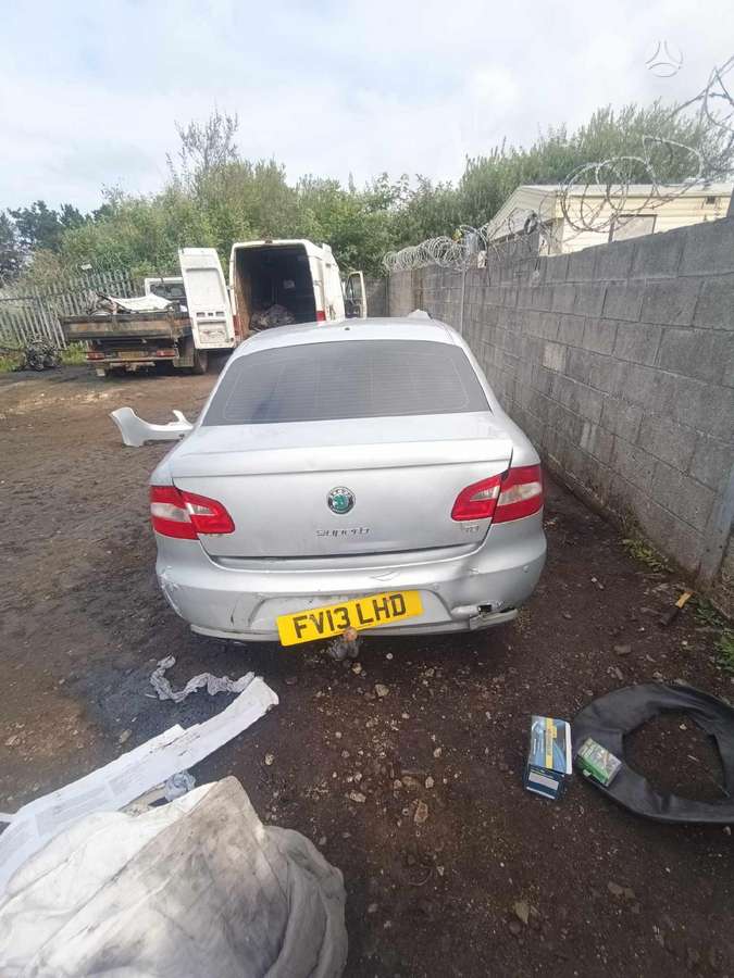Skoda Superb dalimis