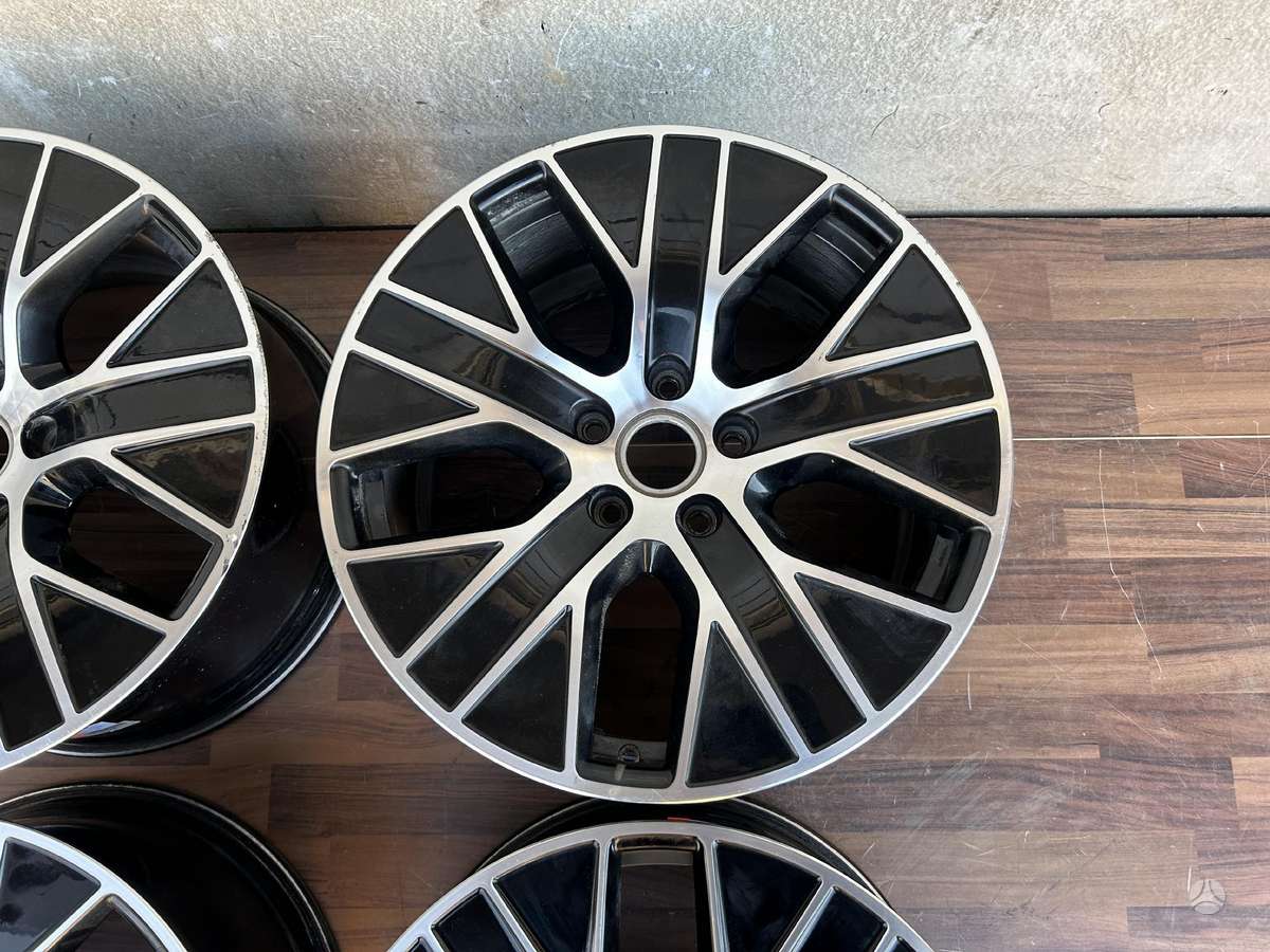 Porsche Taycan, 9J601025, Cen21130