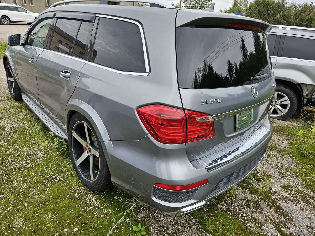 Mercedes-Benz GL550 dalimis