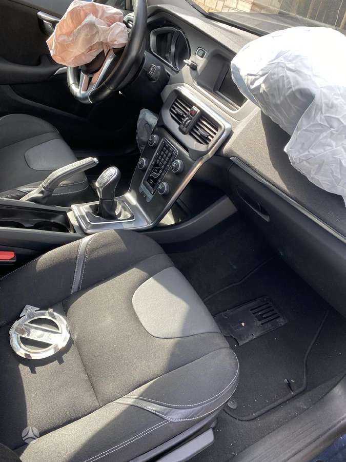 Volvo V40 dalimis