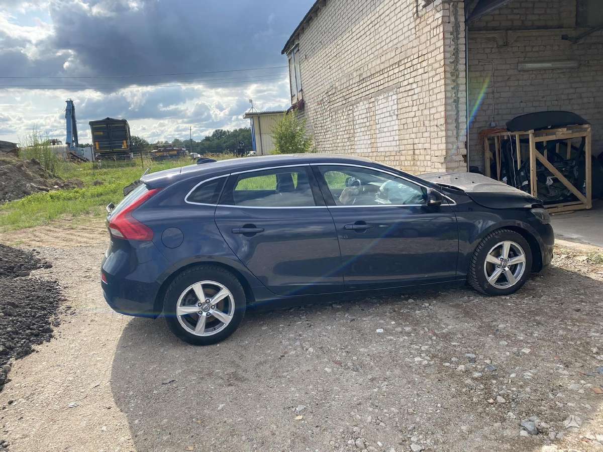 Volvo V40 dalimis