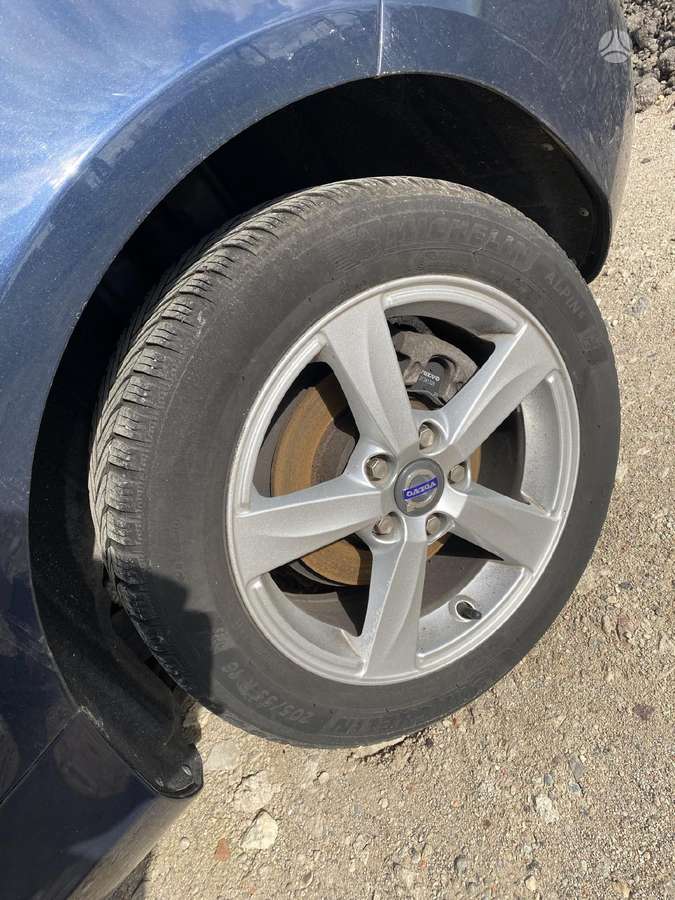 Volvo V40 dalimis