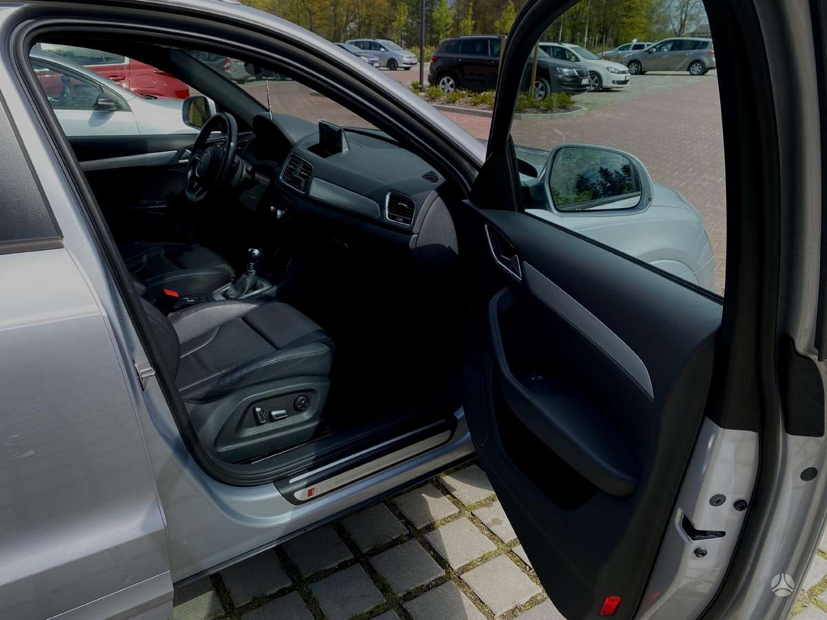 Audi Q3, 2.0 l., off-road / crossover