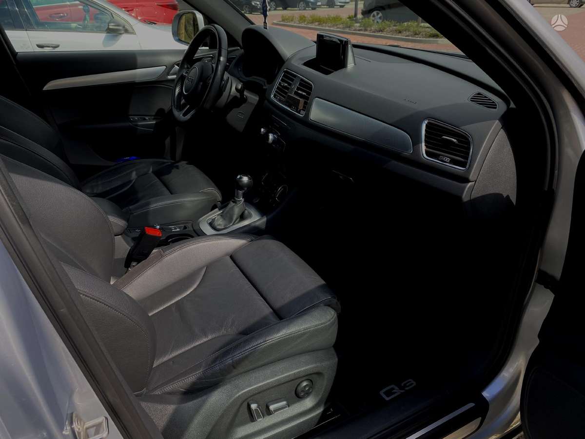 Audi Q3, 2.0 l., off-road / crossover