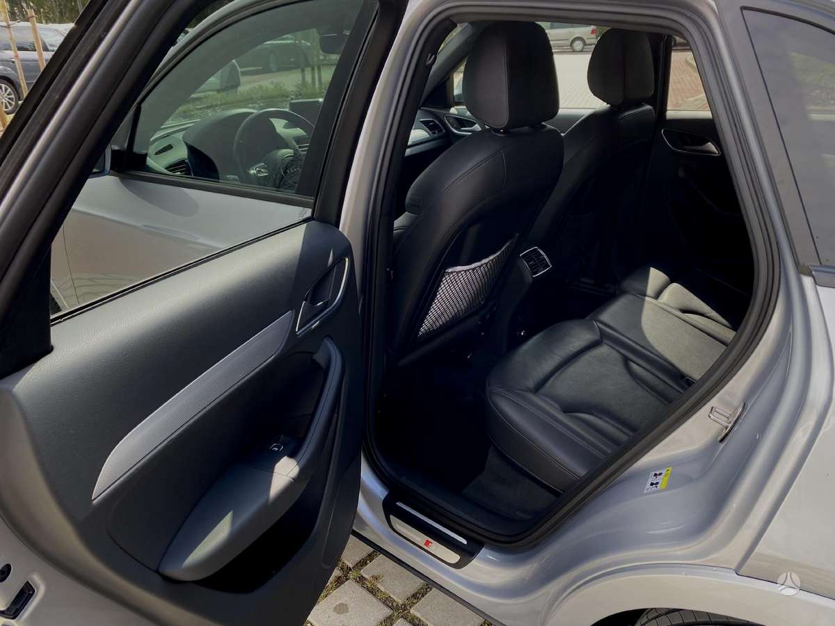 Audi Q3, 2.0 l., off-road / crossover