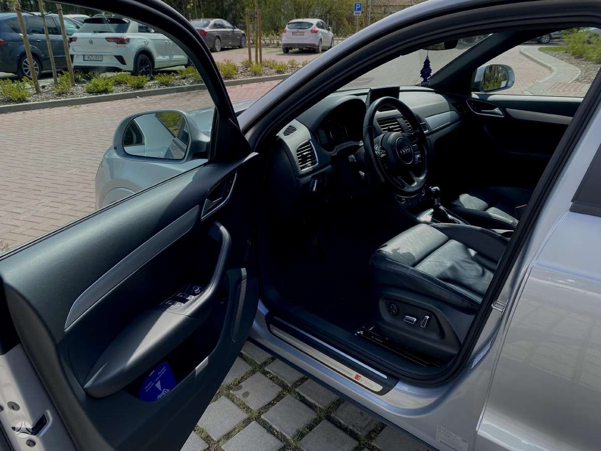 Audi Q3, 2.0 l., off-road / crossover