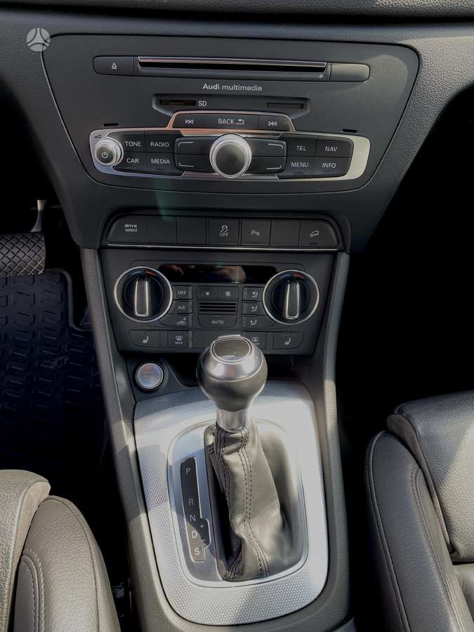Audi Q3, 2.0 l., off-road / crossover