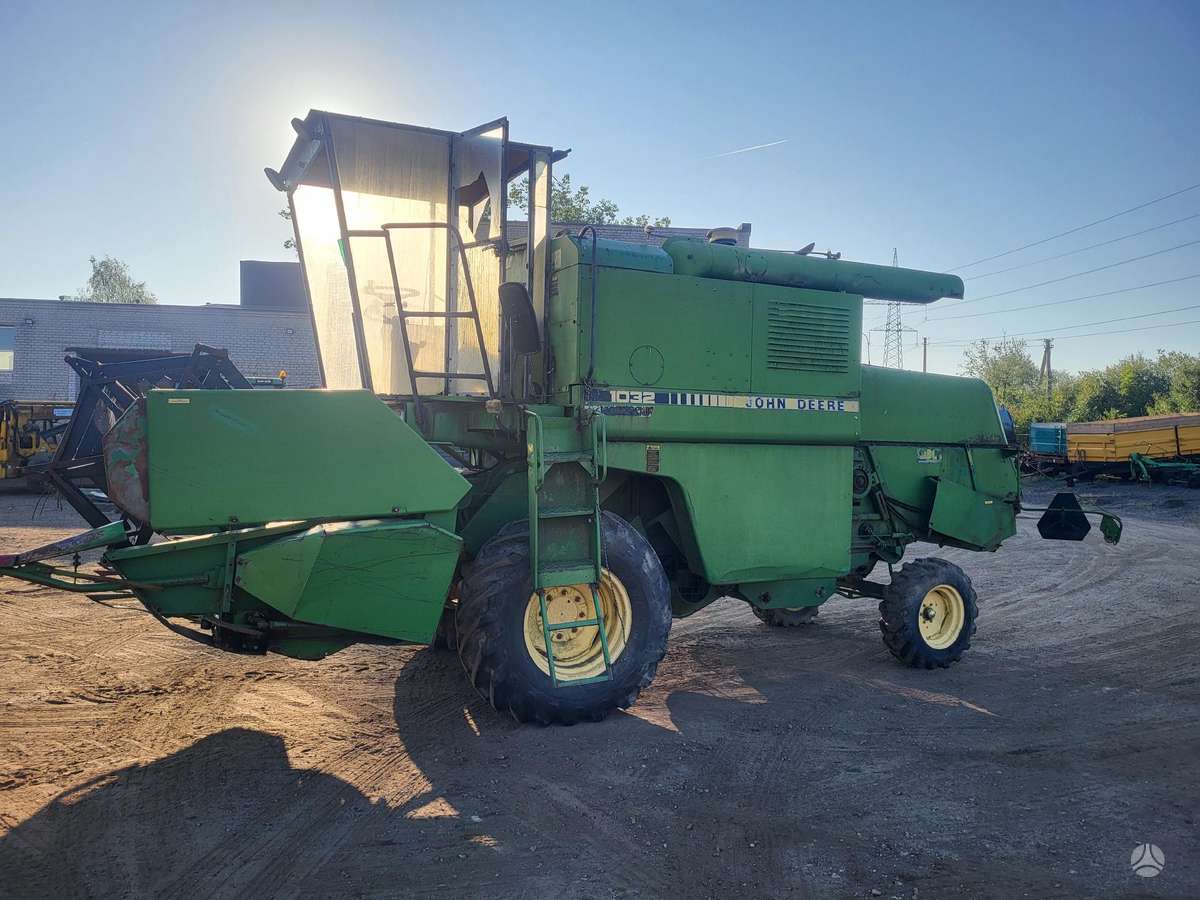 John Deere 1032