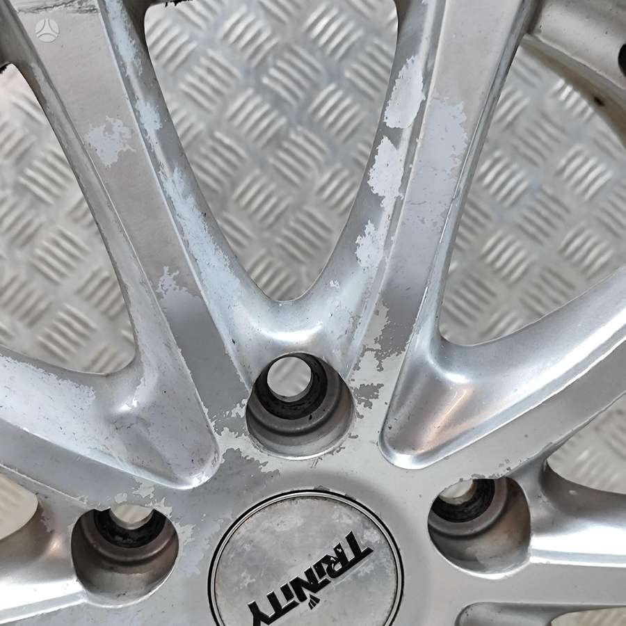 Toyota Prius Plus, lengvojo lydinio, R16