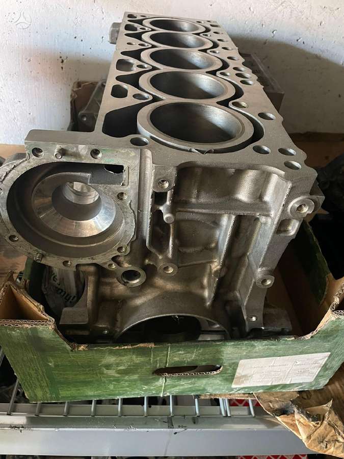 Volvo XC70, D5244T15, engine block