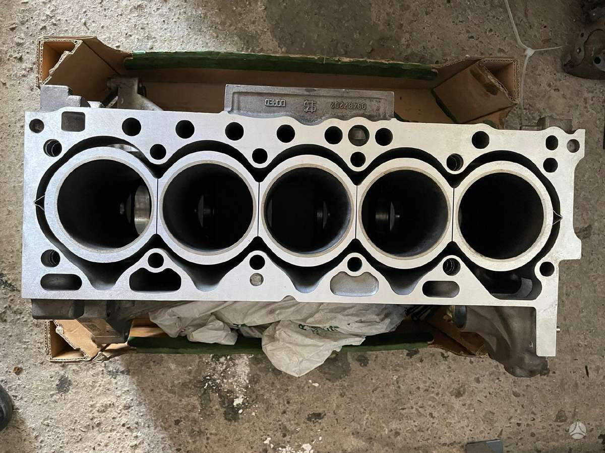 Volvo XC70, D5244T15, engine block