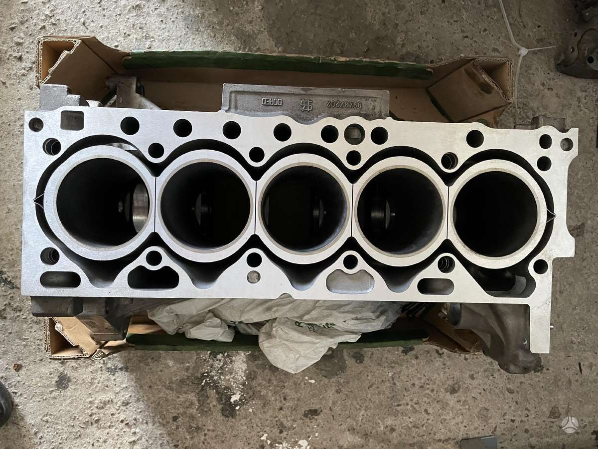 Volvo XC70, D5244T15, engine block
