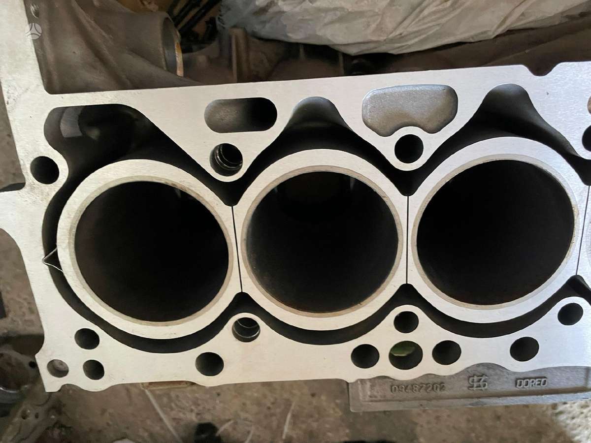 Volvo XC70, D5244T15, engine block