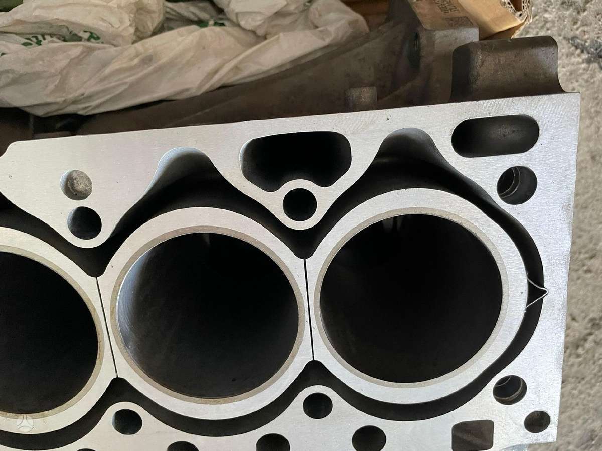 Volvo XC70, D5244T15, engine block