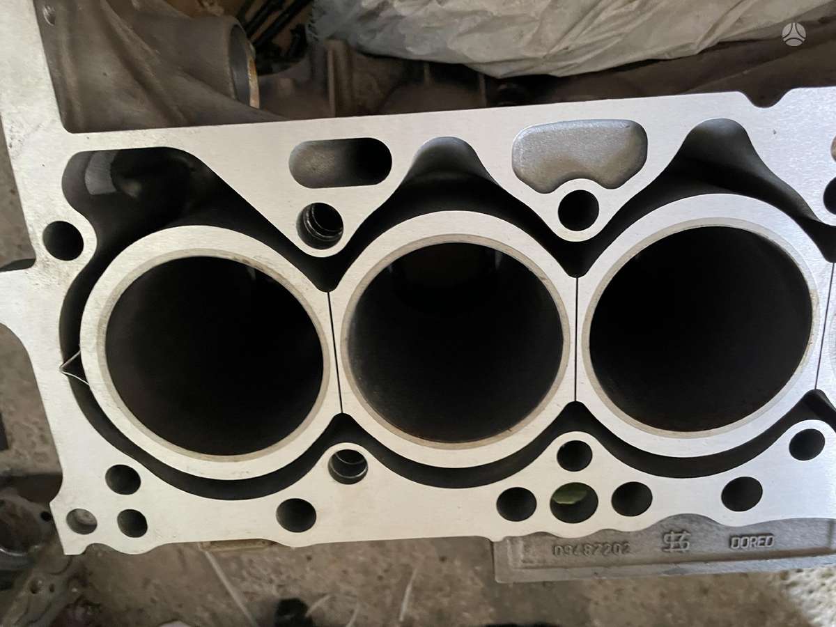 Volvo XC70, D5244T15, engine block